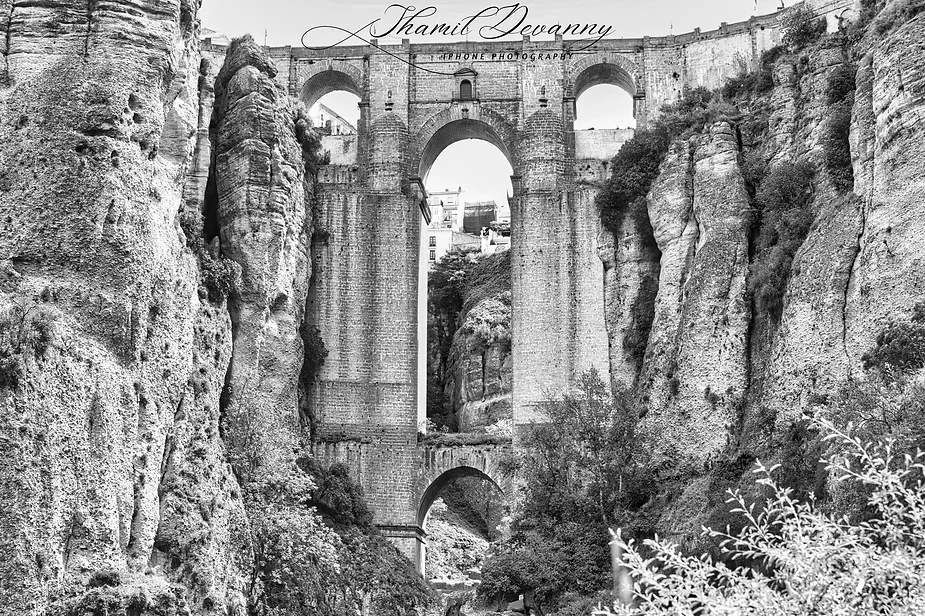 Ronda: Where dramatic cliffs and ancient history create a breathtaking Andalusian escape!